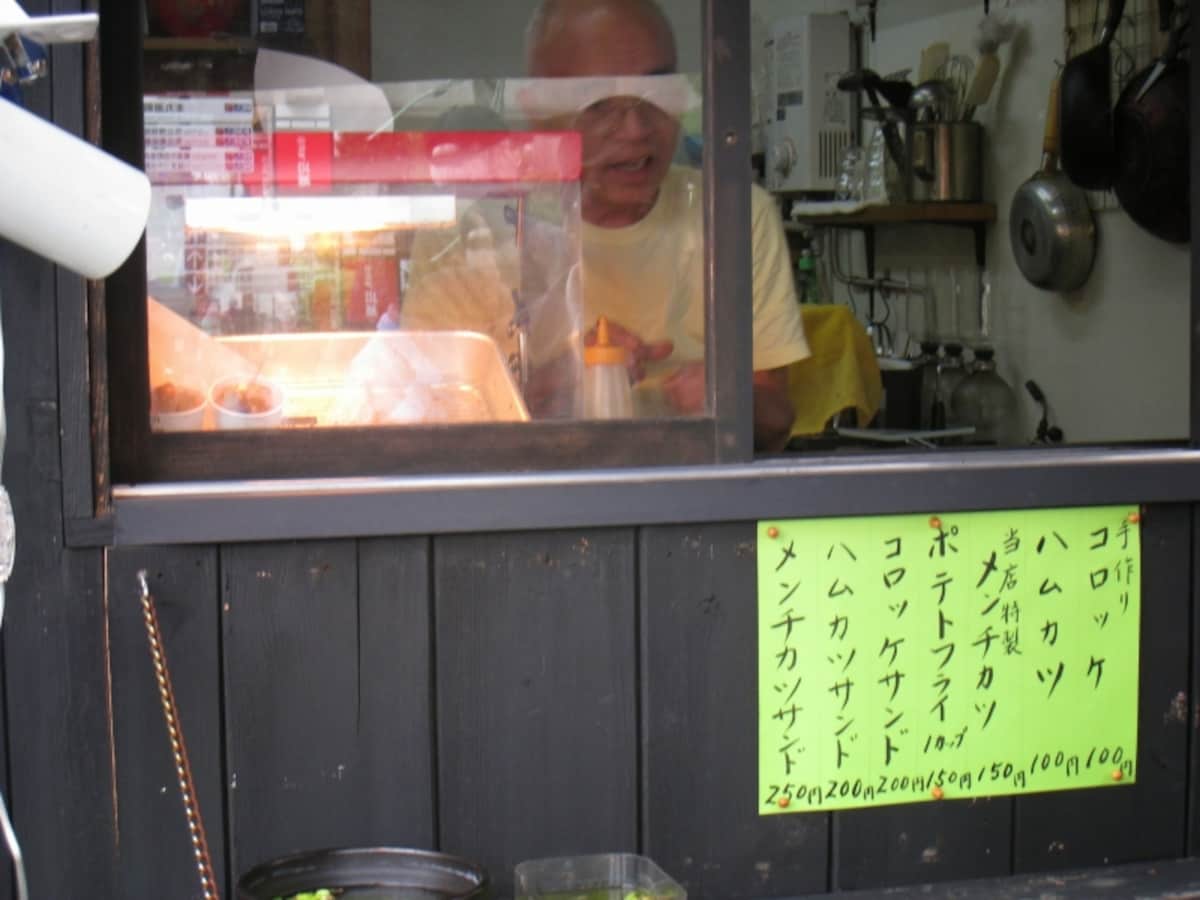 メニューは他に、コロッケ（100円）やサンドイッチなど。