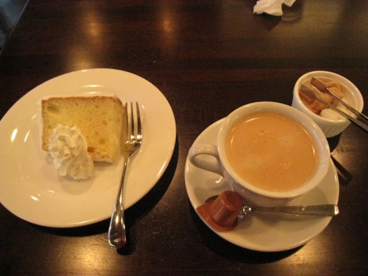 シフォンケーキとコーヒー。ケーキセット（ケーキ+ドリンク）は680円。