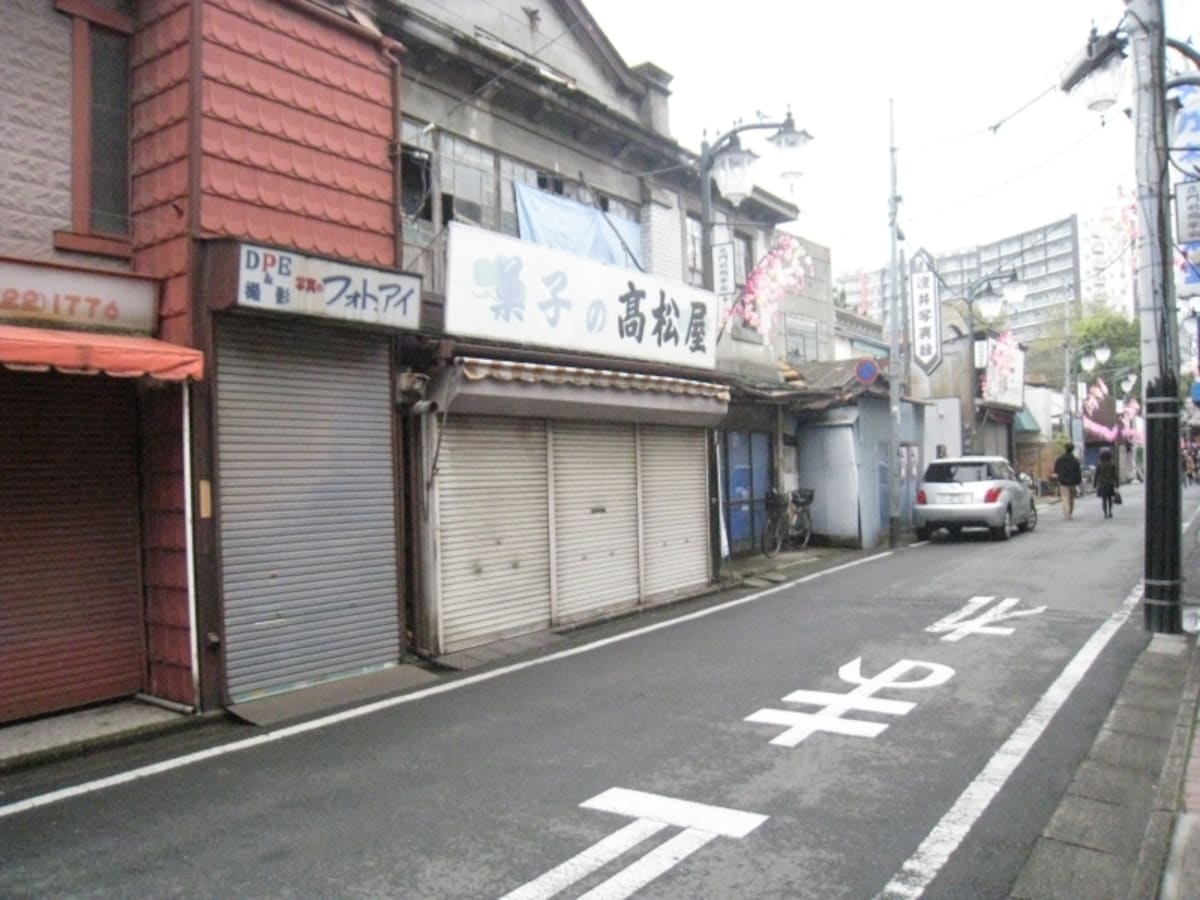 立門前通りもまた昭和の色濃い細道です。