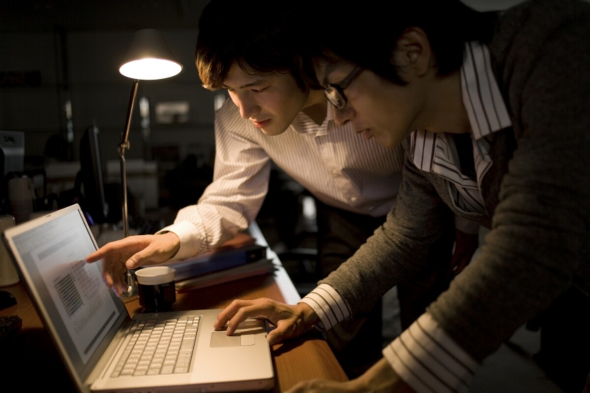深夜まで仕事をする会社員