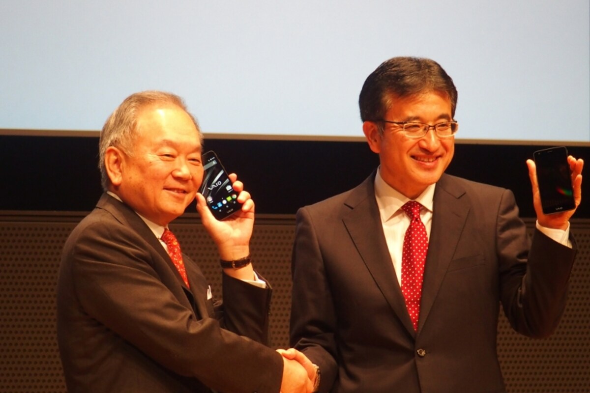 VAIO Phoneを披露する日本通信 三田社長（左）とVAIO 関取社長（右）