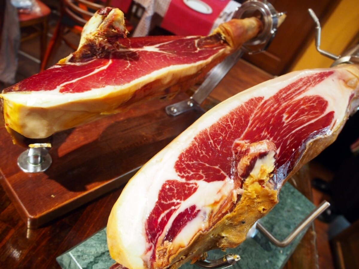 「セラーノの生ハム（左）￥1,600」「イベリコ豚の生ハム（右）￥3,000」いずれもオーダー後に切り分けてくれる