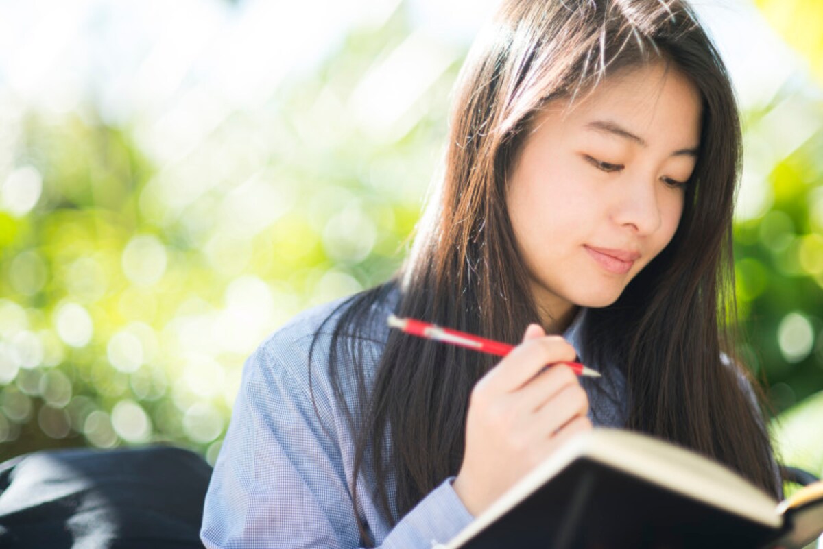 本を読む大学生