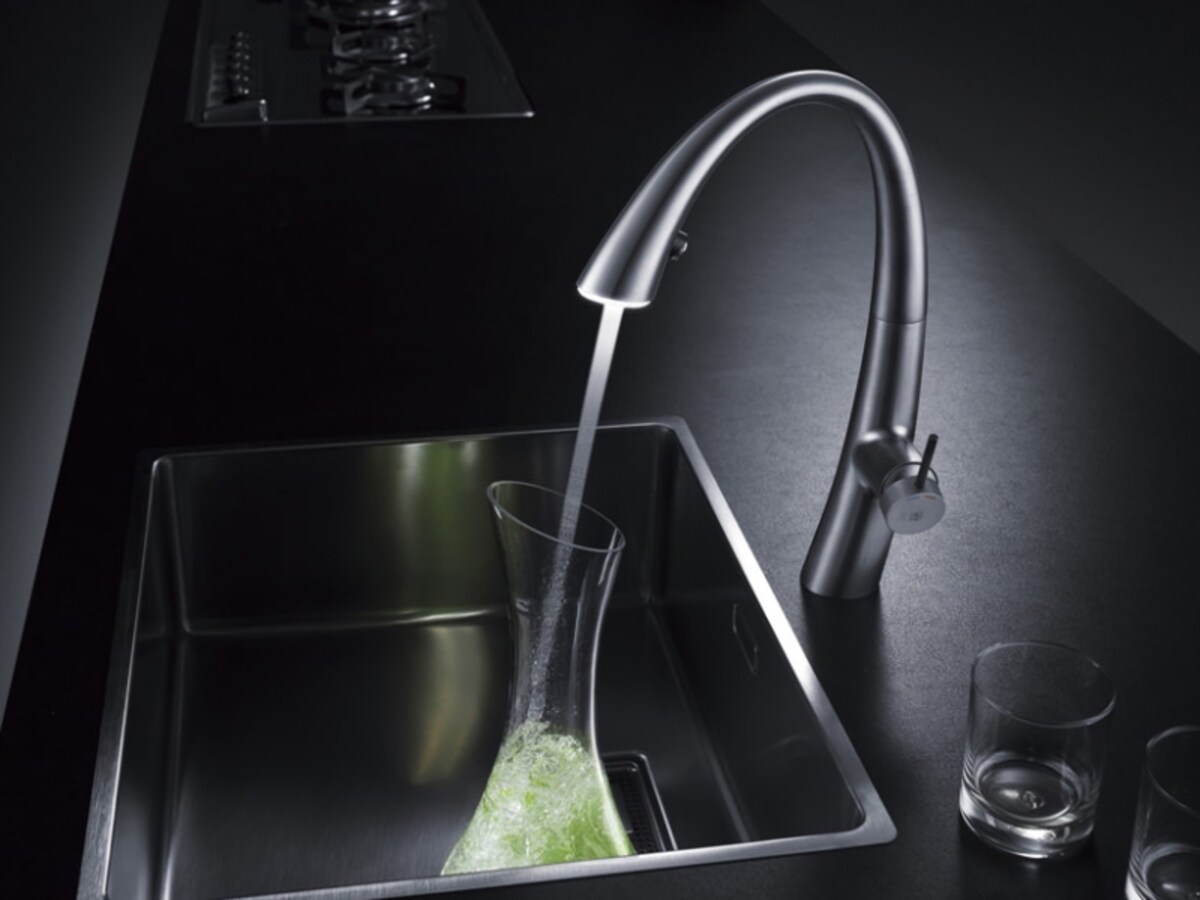 後方にカーブしたグースネックのフォルム。スイスのメーカーの商品。　[KW0201122R キッチン用湯水混合栓（スパウト引出しタイプ　LEDライト付）] セラトレーディング