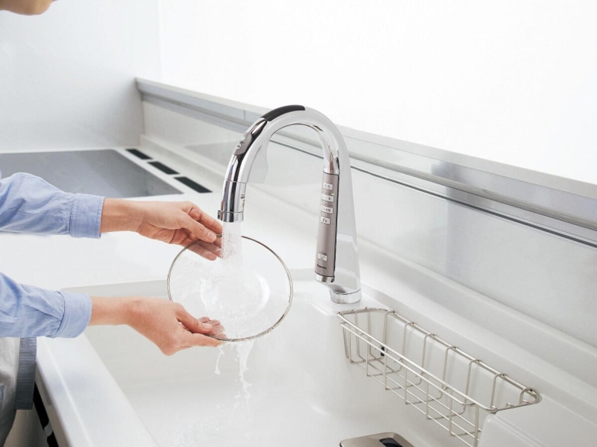 吐水・止水は上部センサーに手をかざすだけ。エコナビモードでは、吐水口の下に食器や手を出すと、センサーが検知。こまめに吐水・止水をすることで節水に。[パナソニックキッチン　ラクシーナ　スリムセンサー水栓] 　パナソニック エコソリューションズ