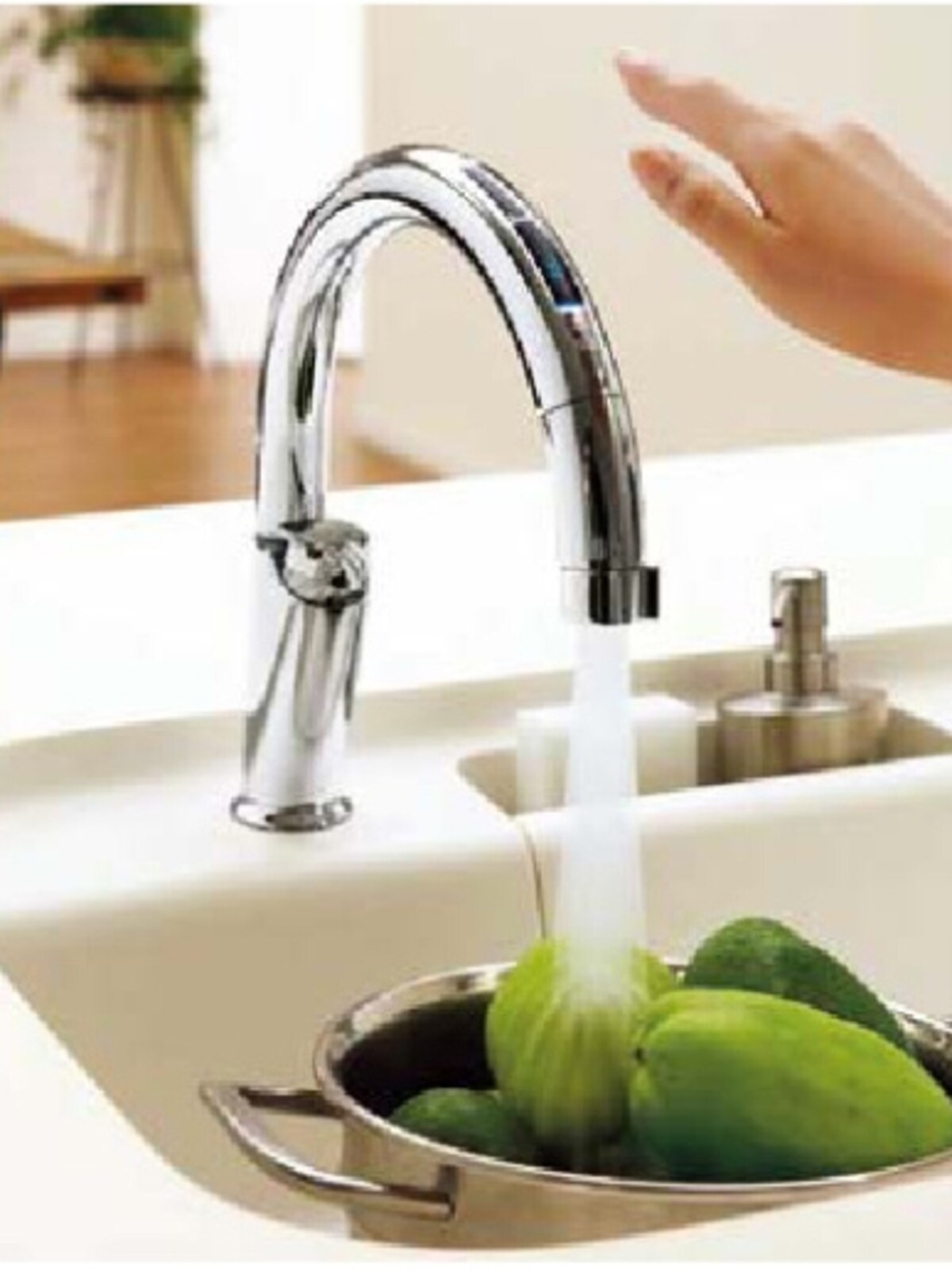 センサーに手をかざすだけで操作も楽に。水栓の汚れも防ぐことができるでしょう。[ナビッシュ]　
