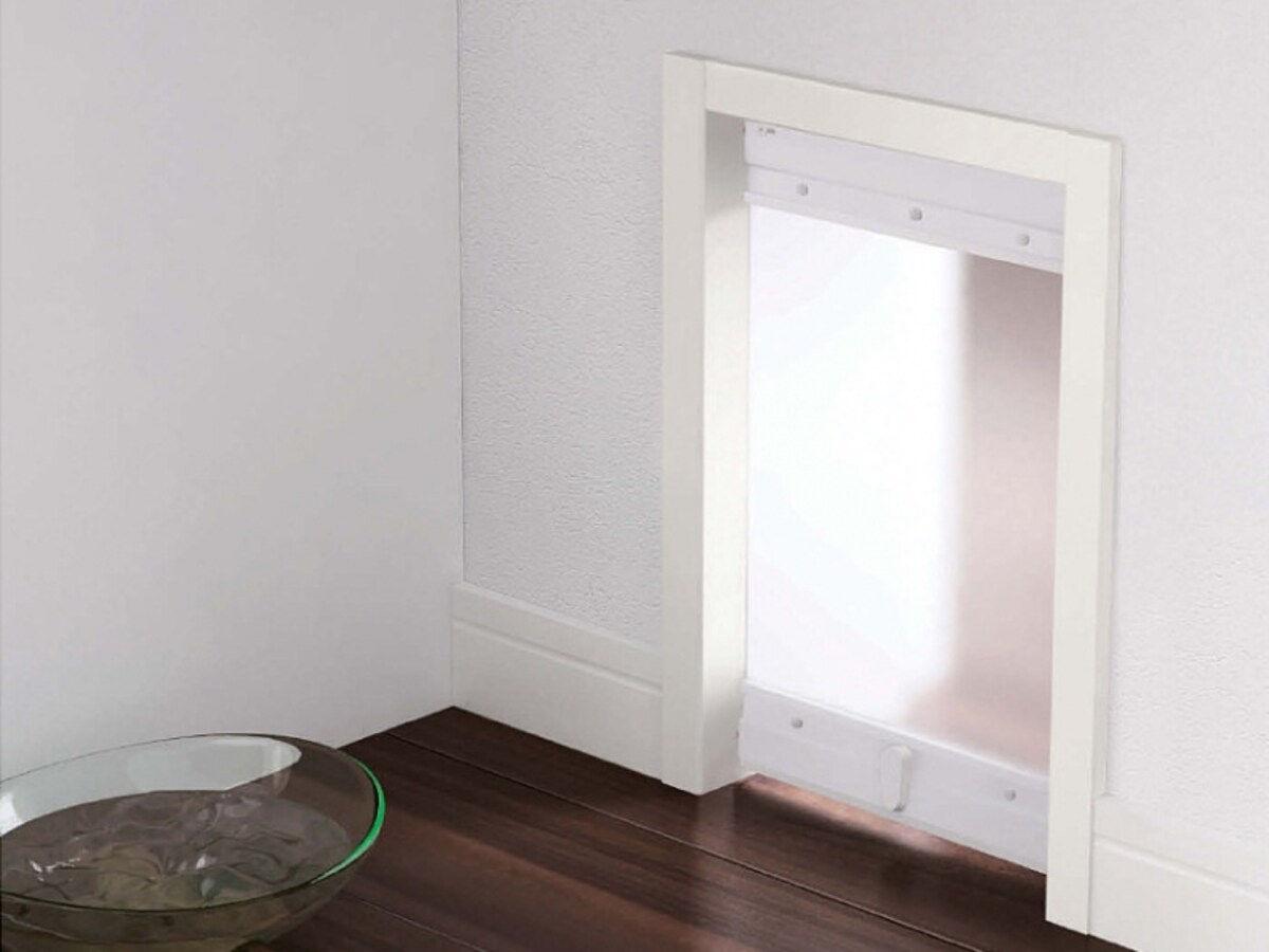 部屋間移動ができるペット専用の壁内くぐり戸。ドアがつけられない場所に適する。[ペット壁内くぐり戸] 　 DAIKEN　https://www.daiken.jp/