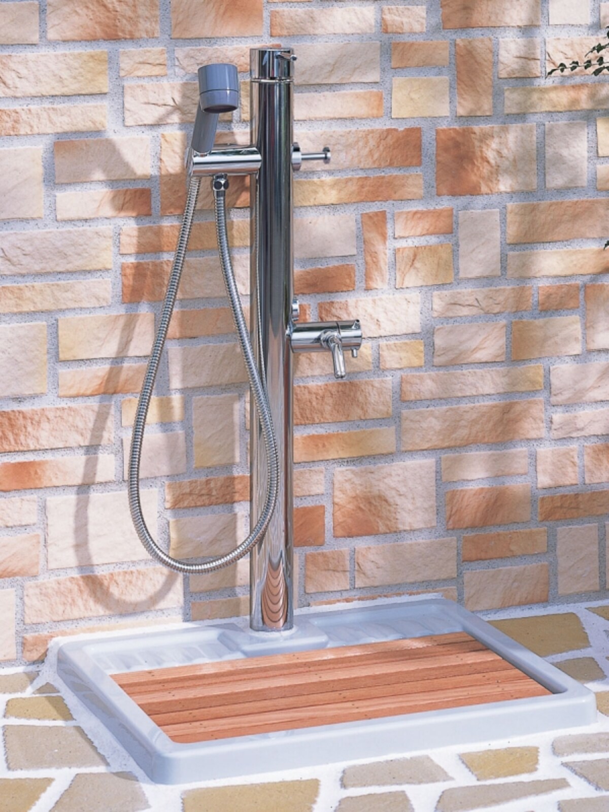 ペットのシャンプーだけでなくガーデニングにも使用できる。[ペット用水栓柱]　 LIXIL http://www.lixil.co.jp/