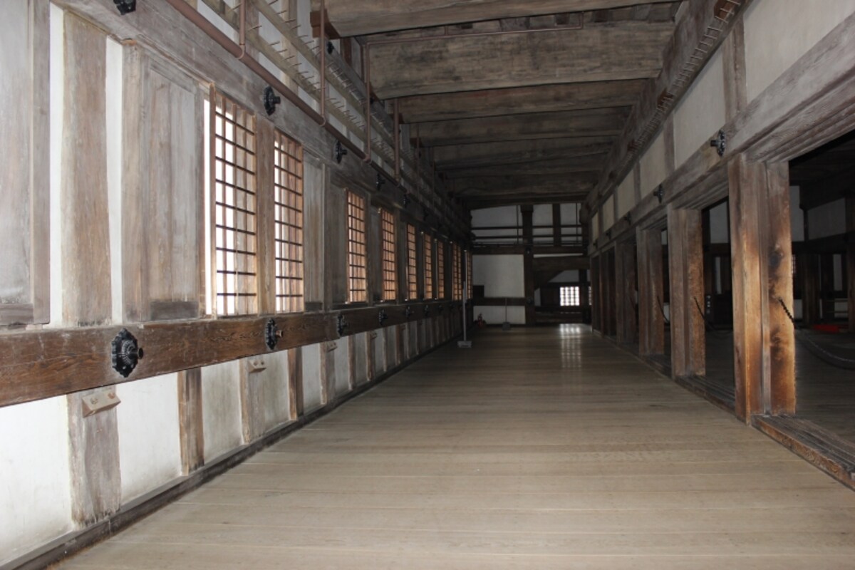 姫路城の廊下を歩く