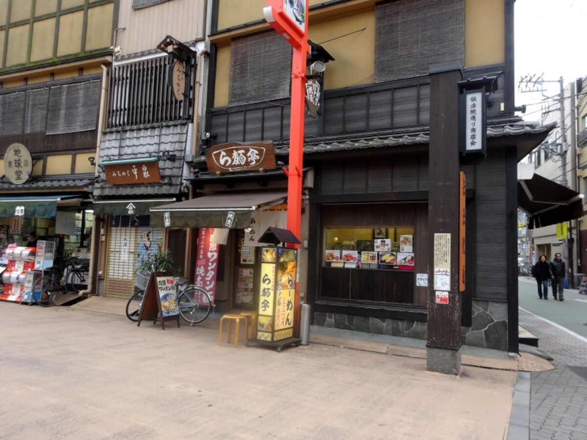 伝法院通りにある小さなお店