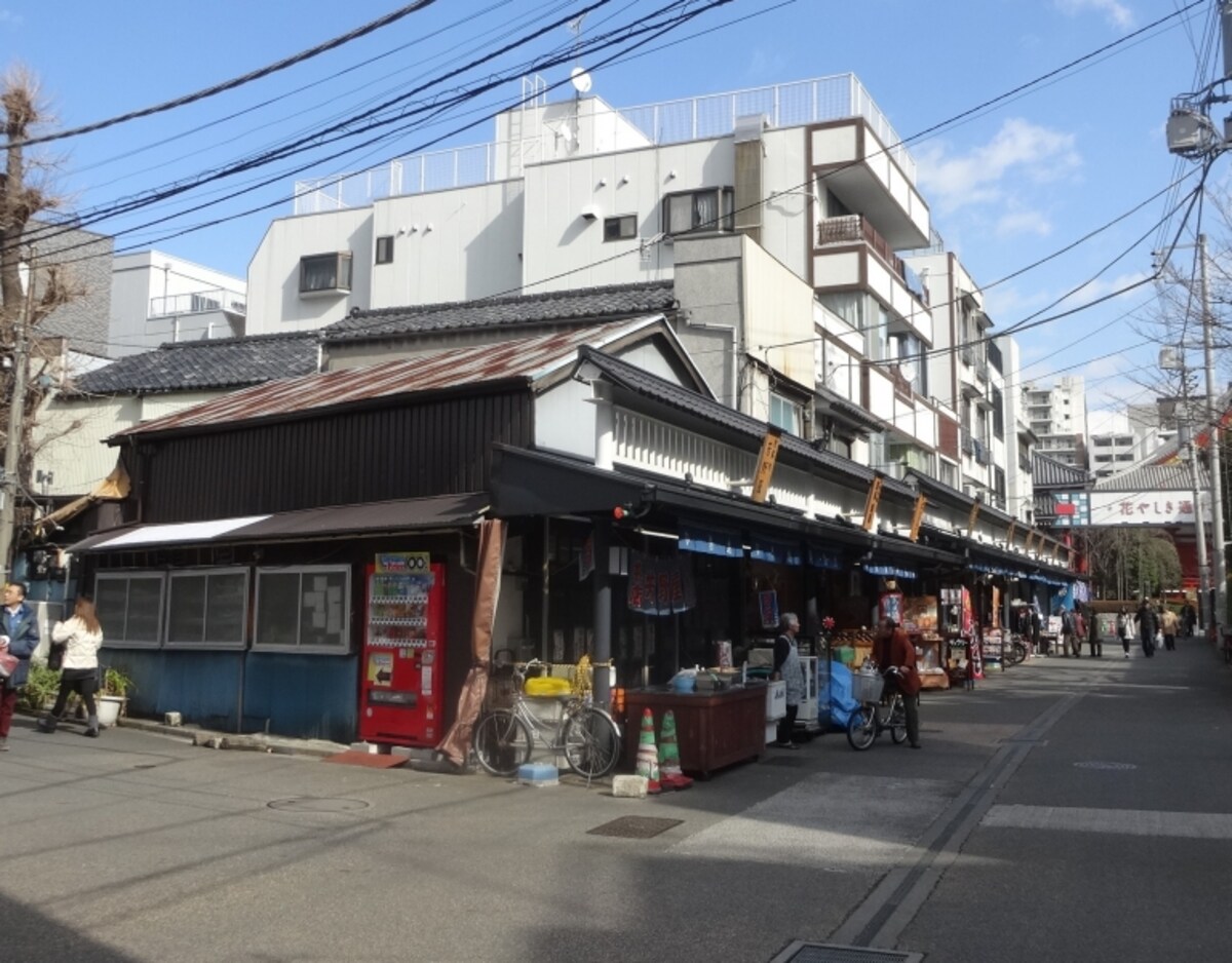 手前に見えているのが芳野屋さん