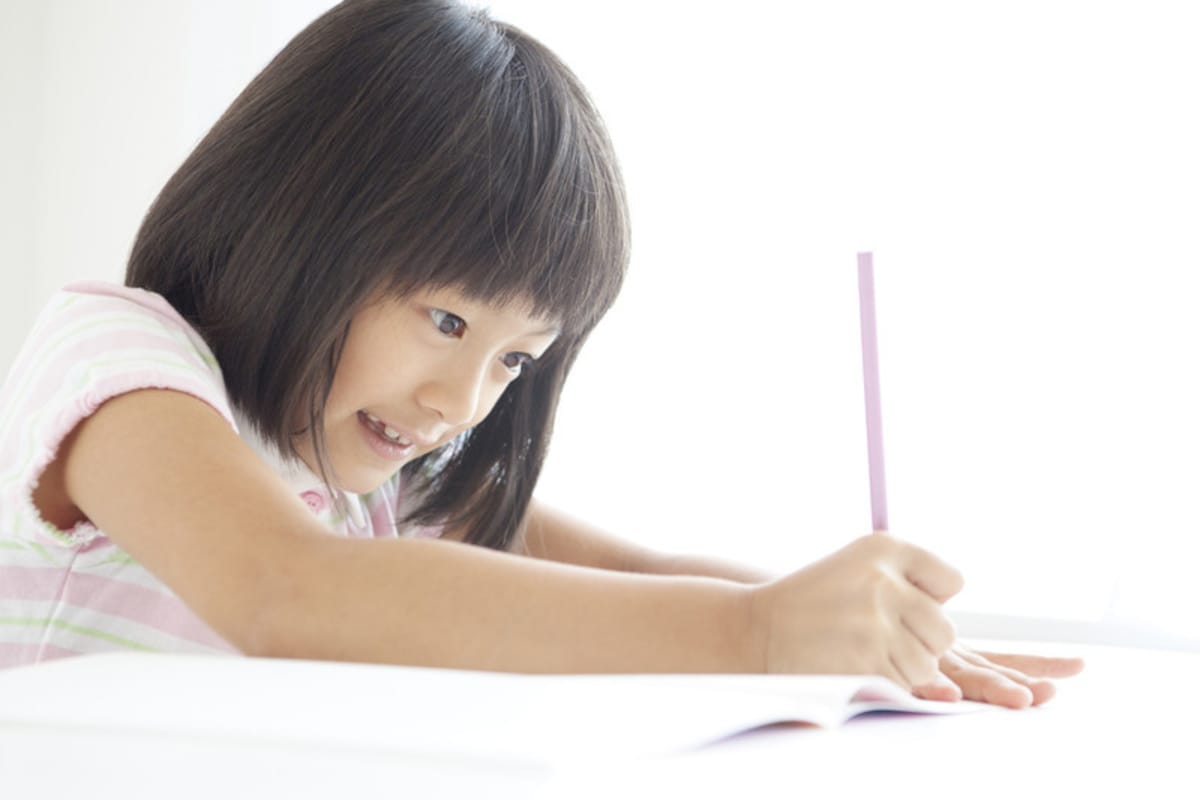 勉強する子供