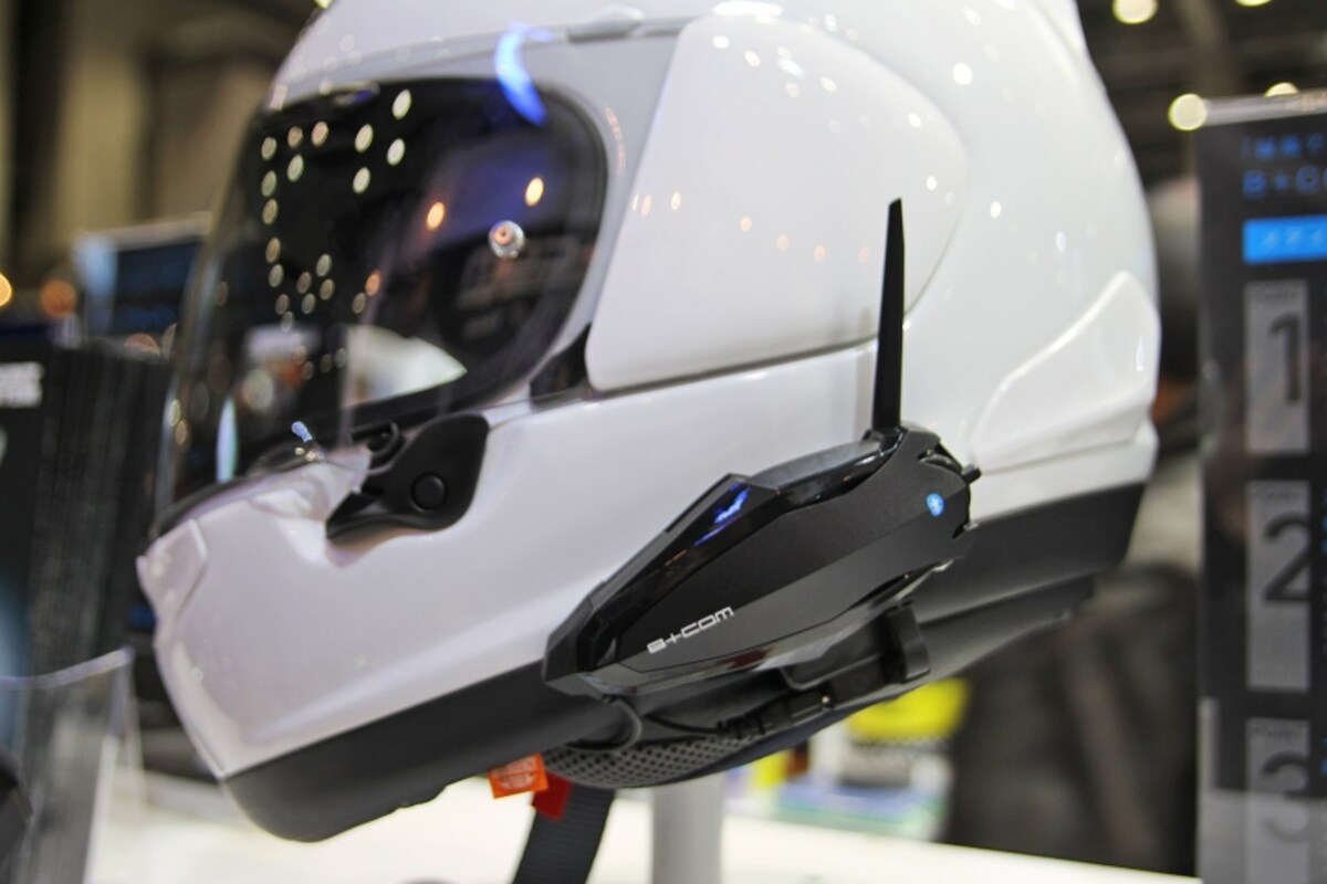 ライダー同士の会話を実現する通信機器『インカム』もますますバージョンアップ！