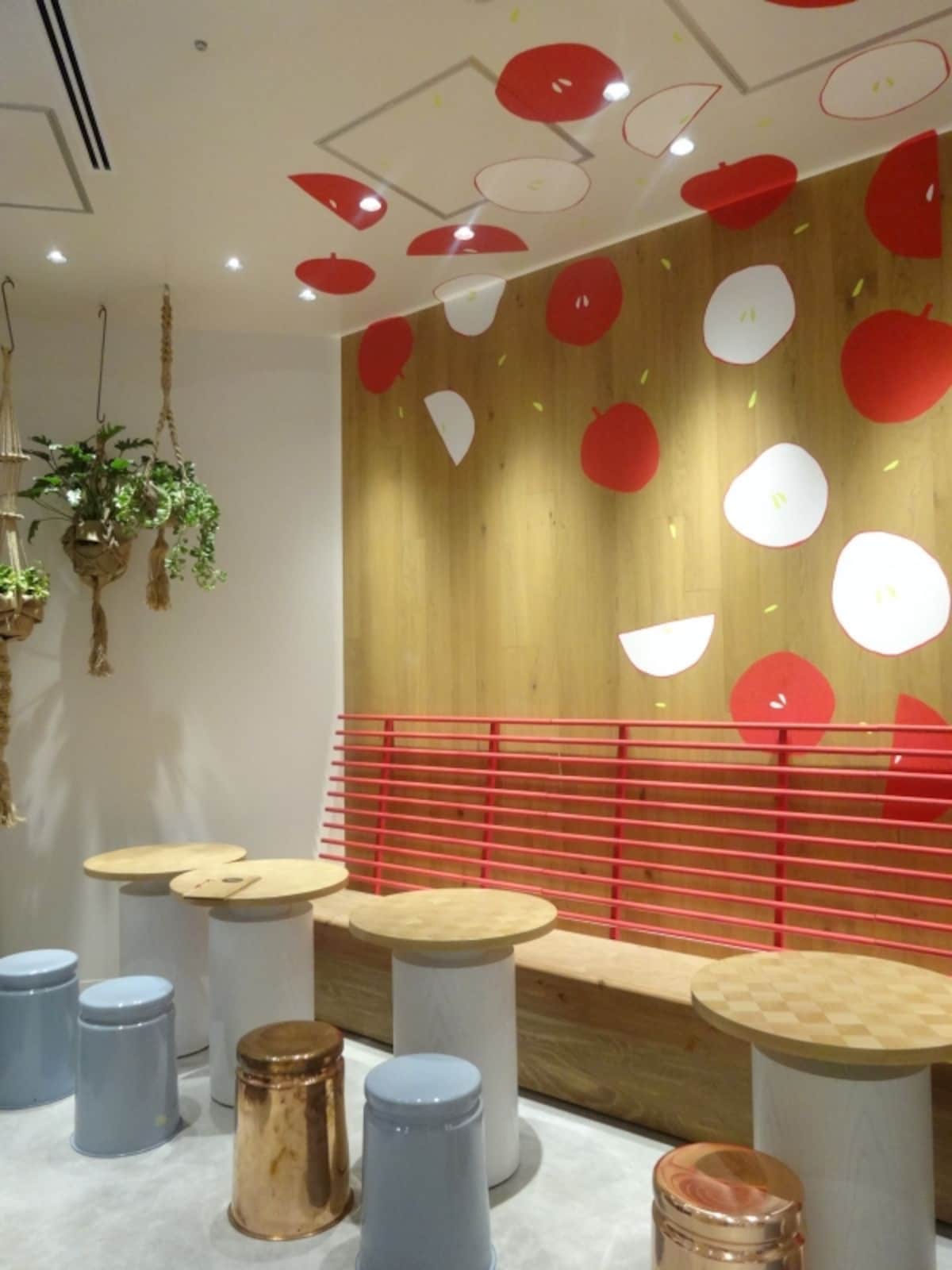 「PALETAS」東京ミッドタウン店のカフェ席は「りんご」のモチーフがポイント