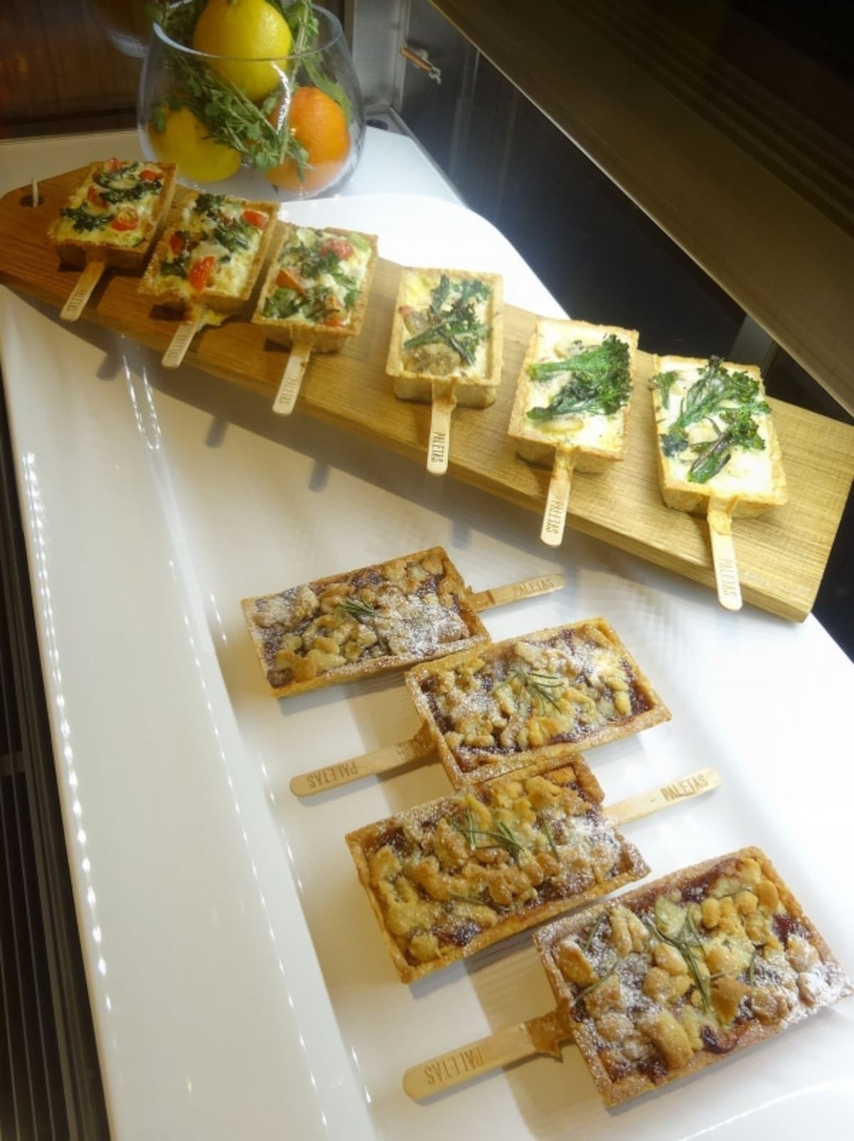 「PALETAS」の東京ミッドタウン店限定「ベイクドベジタブルバー」（奥）と「ベイクドフルーツバー」（手前）