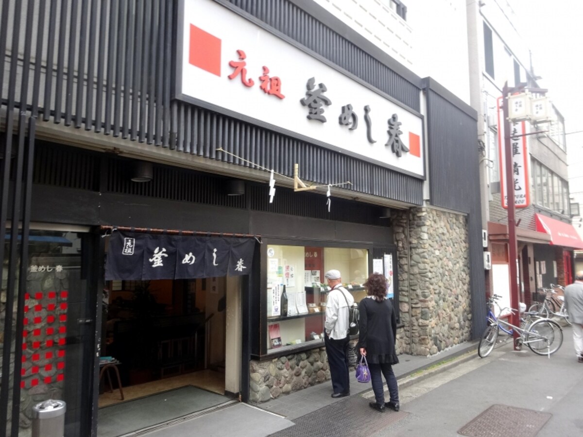 平日の午後2時だけれど、お客さんでいっぱい