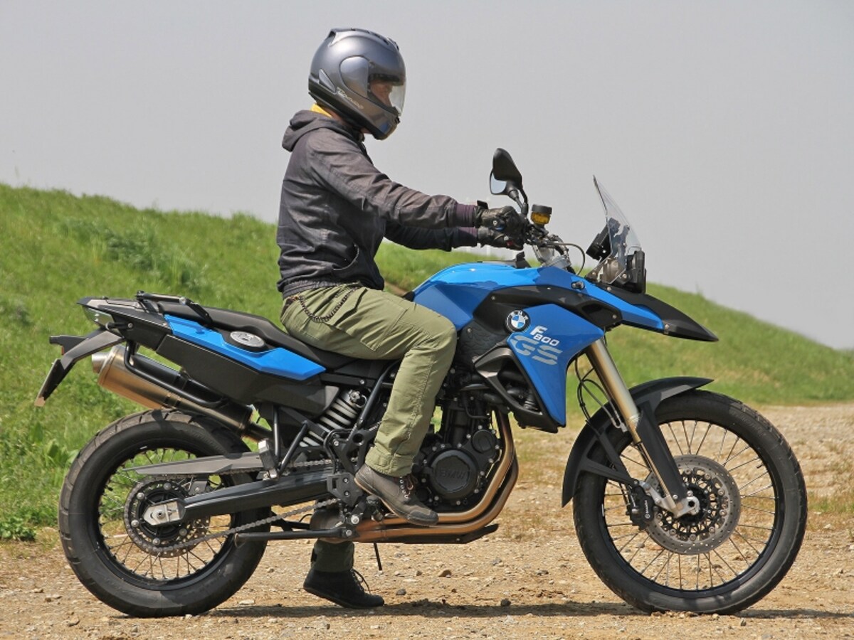 身長174cmのライダーがまたがった際の足着き。片足着きでもカカトが浮く