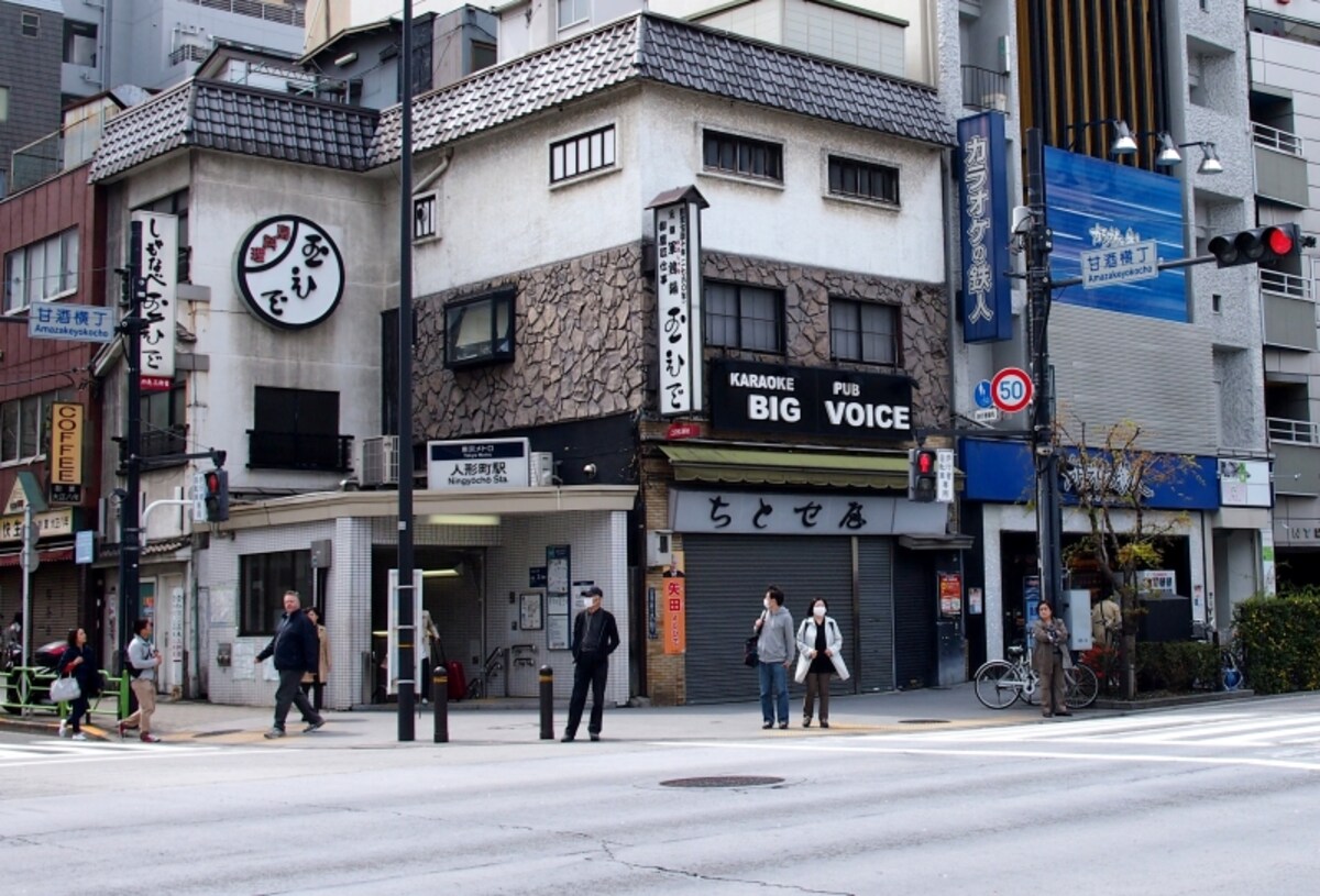 かつて尾張屋という甘酒屋があったことから昔は『甘酒屋横丁』と呼ばれていた