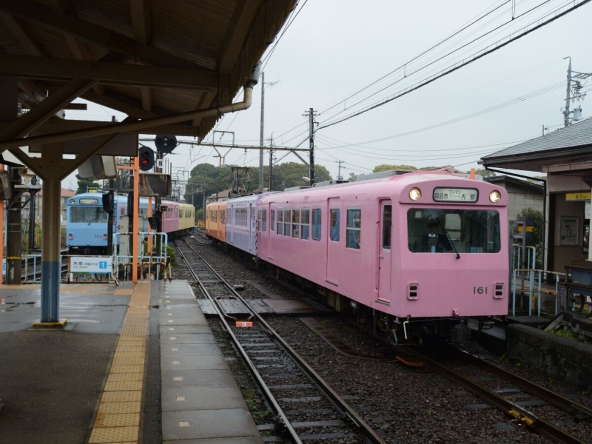 内部行き電車