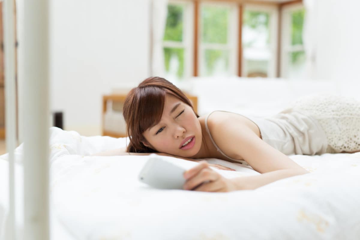 寝起きの女性