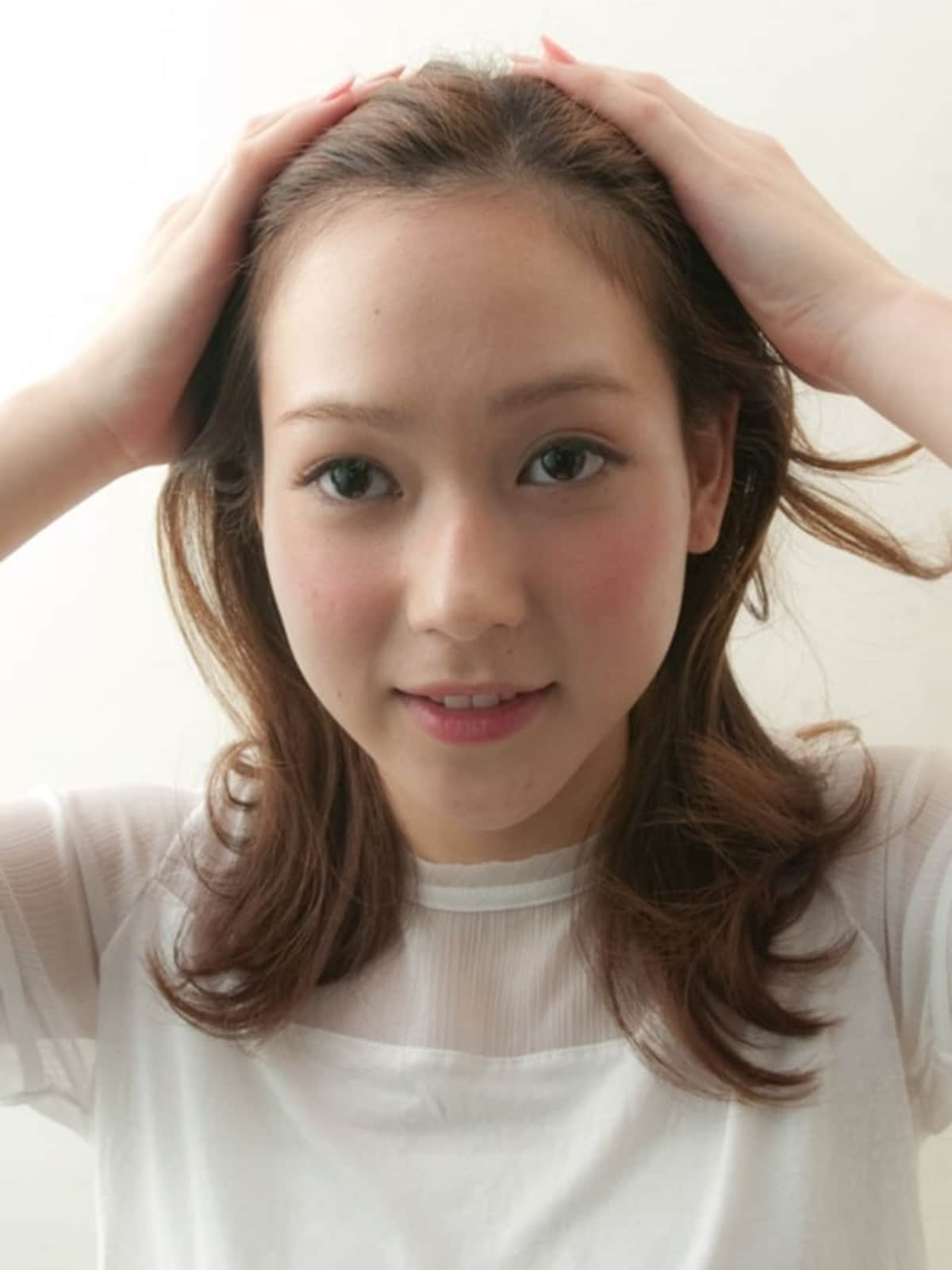 耳前の髪、こめかみ辺りの髪は浮きやすいのでしっかりとつけると良い