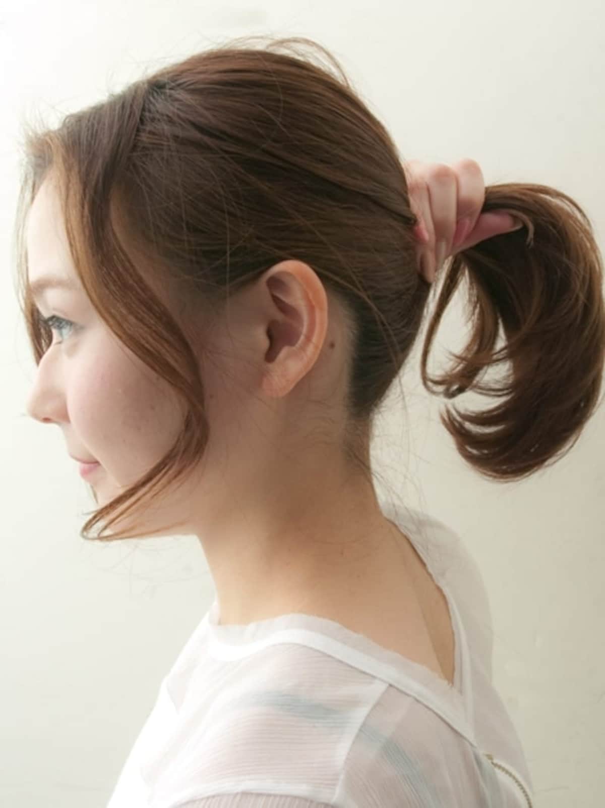 手ぐしでまとめる事でラフな仕上がりになる