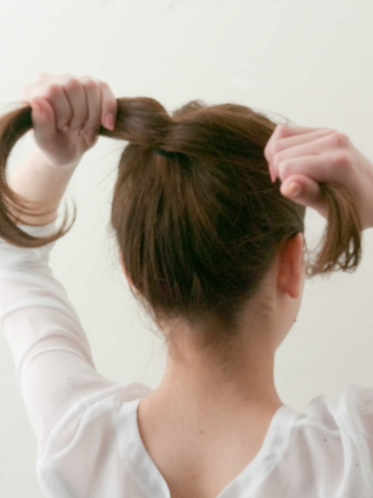 お団子ヘアの作り方4 少しづつ引っ張ると失敗しない