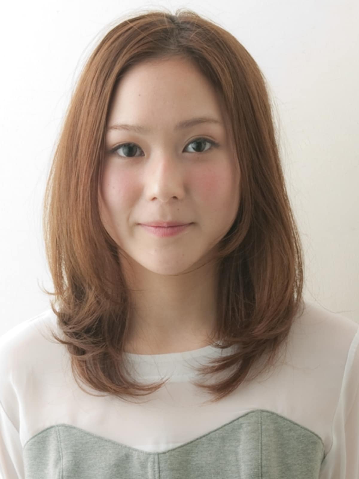 長め前髪のローレイヤーミディアムから、お団子ヘアを作っていきます