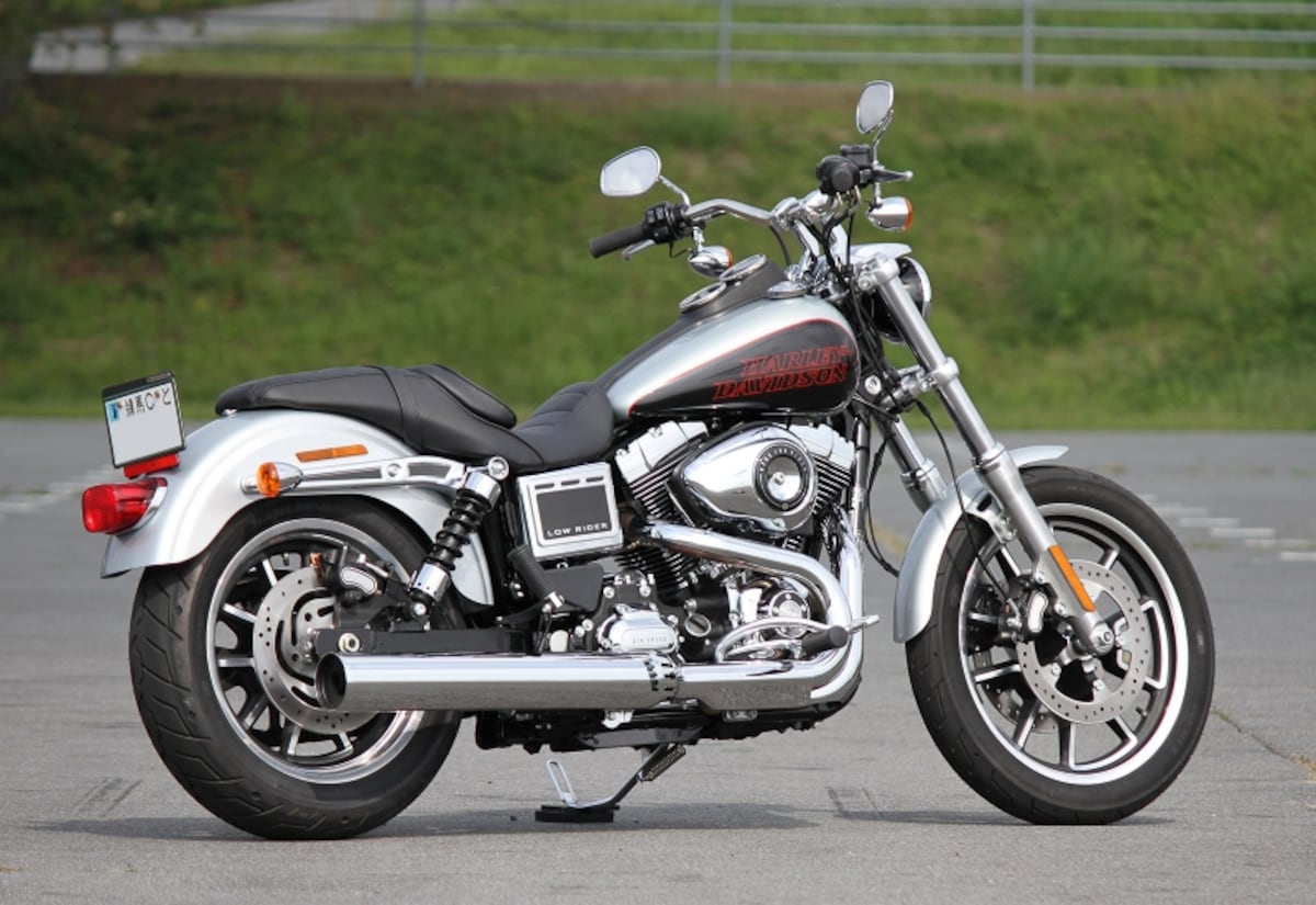 こちらは2014 FXDL ローライダー。以前のモデルと見比べると違いは歴然。乗り心地か、スタイルか。どちらを選ぶかは貴方次第