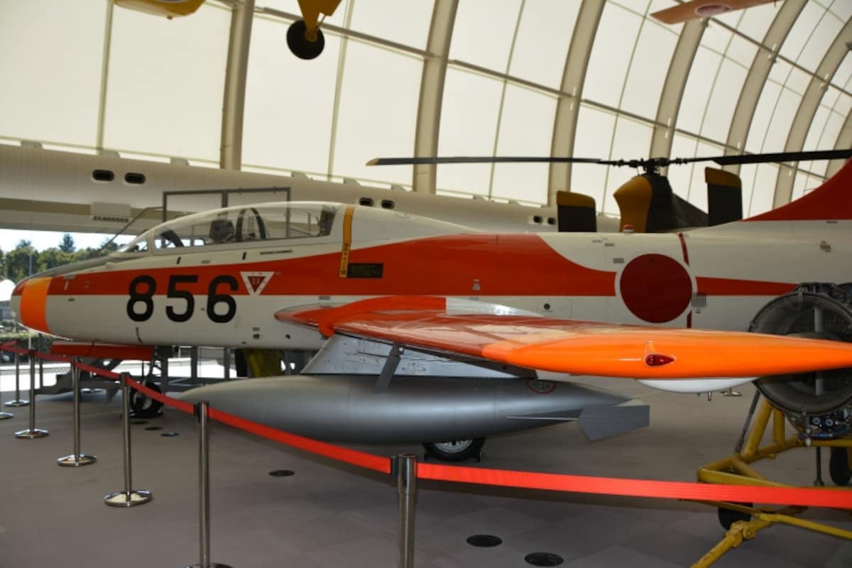 最初の国産ジェット練習機の富士T-1B