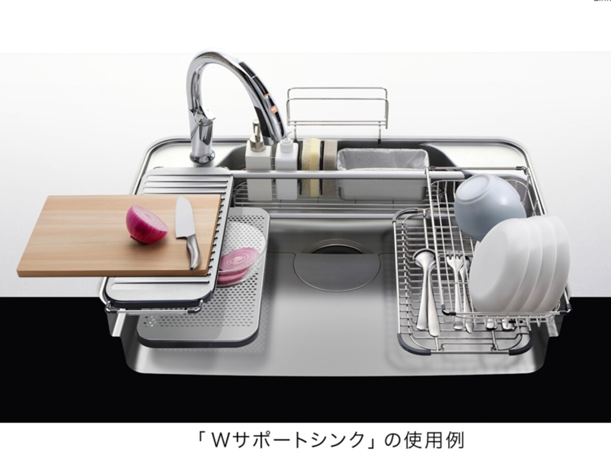 2段のレーンとプレート、水切りカゴの組み合わせで、調理や後片付けが効率よく行えるように工夫されたシンク。[Wサポートシンク]　LIXIL　 http://www.lixil.co.jp/