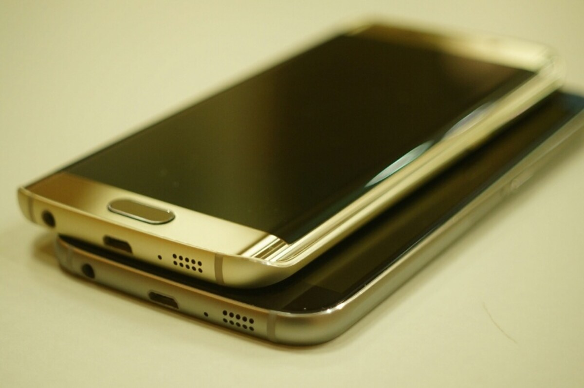 Galaxy S6 edge（上部）とGalaxy S6（下部）