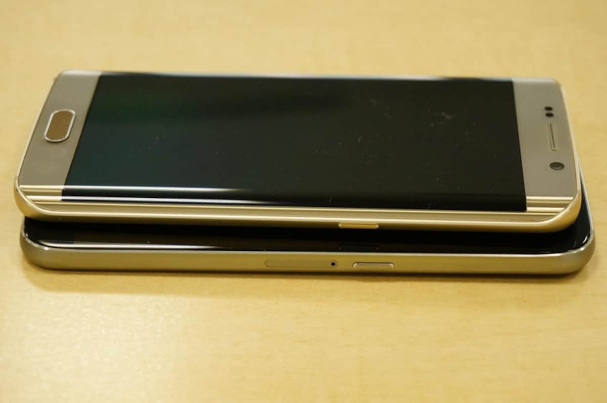 サイド部分の比較。S6は右サイドにSIMスロットがありますが、edgeは本体上部となります。エッジスクリーンでサイドが薄くなっているため、SIMスロットの位置が違う仕様になったと思われます。