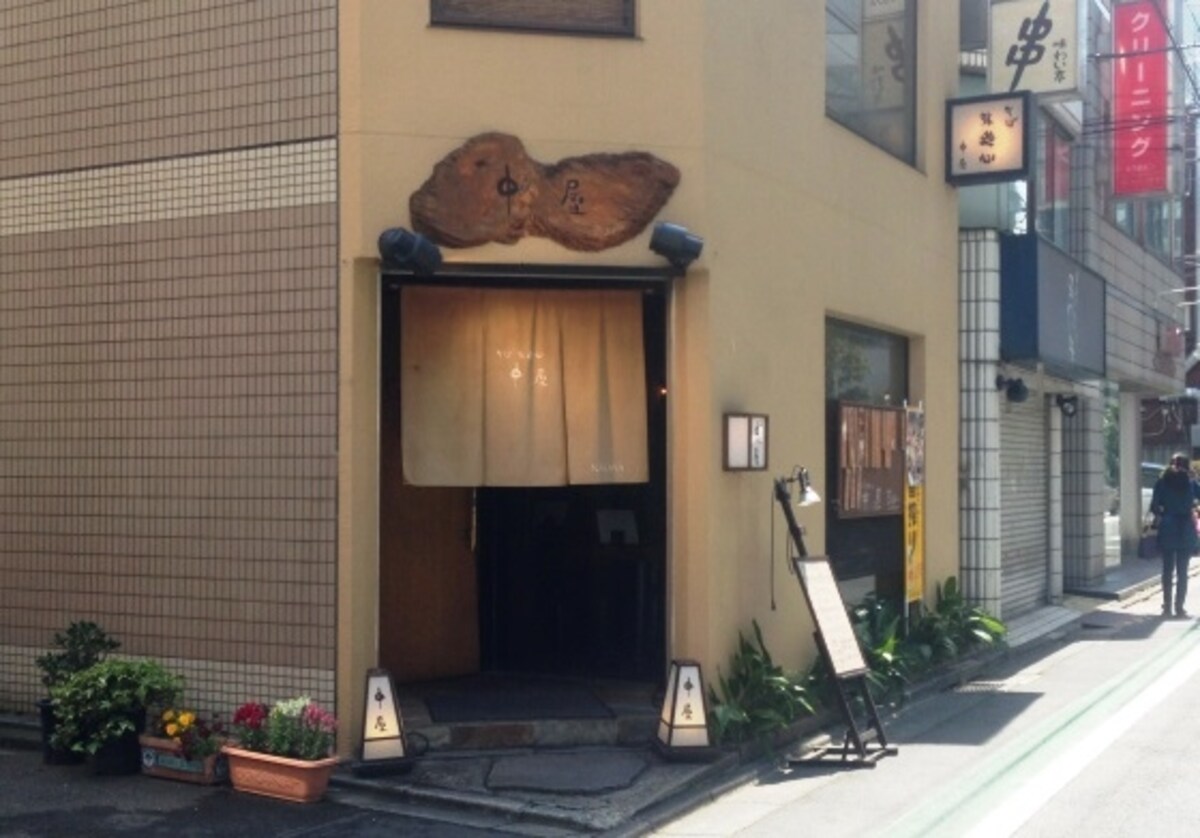 通りに対し斜めに向いた同店入口