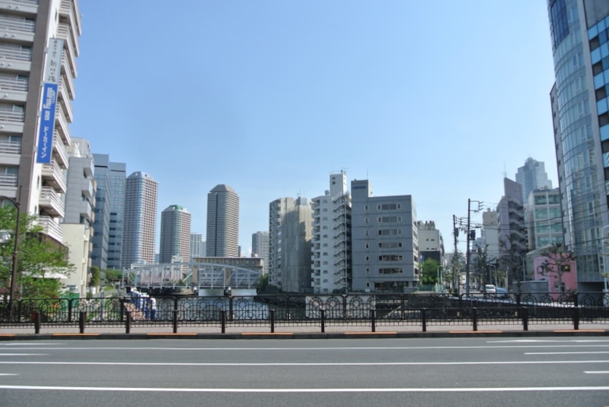 鍛冶橋通りから佃島のタワーマンション群を望む