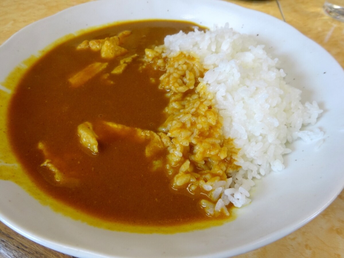 サラサラ系のスパイシーなカレーだ