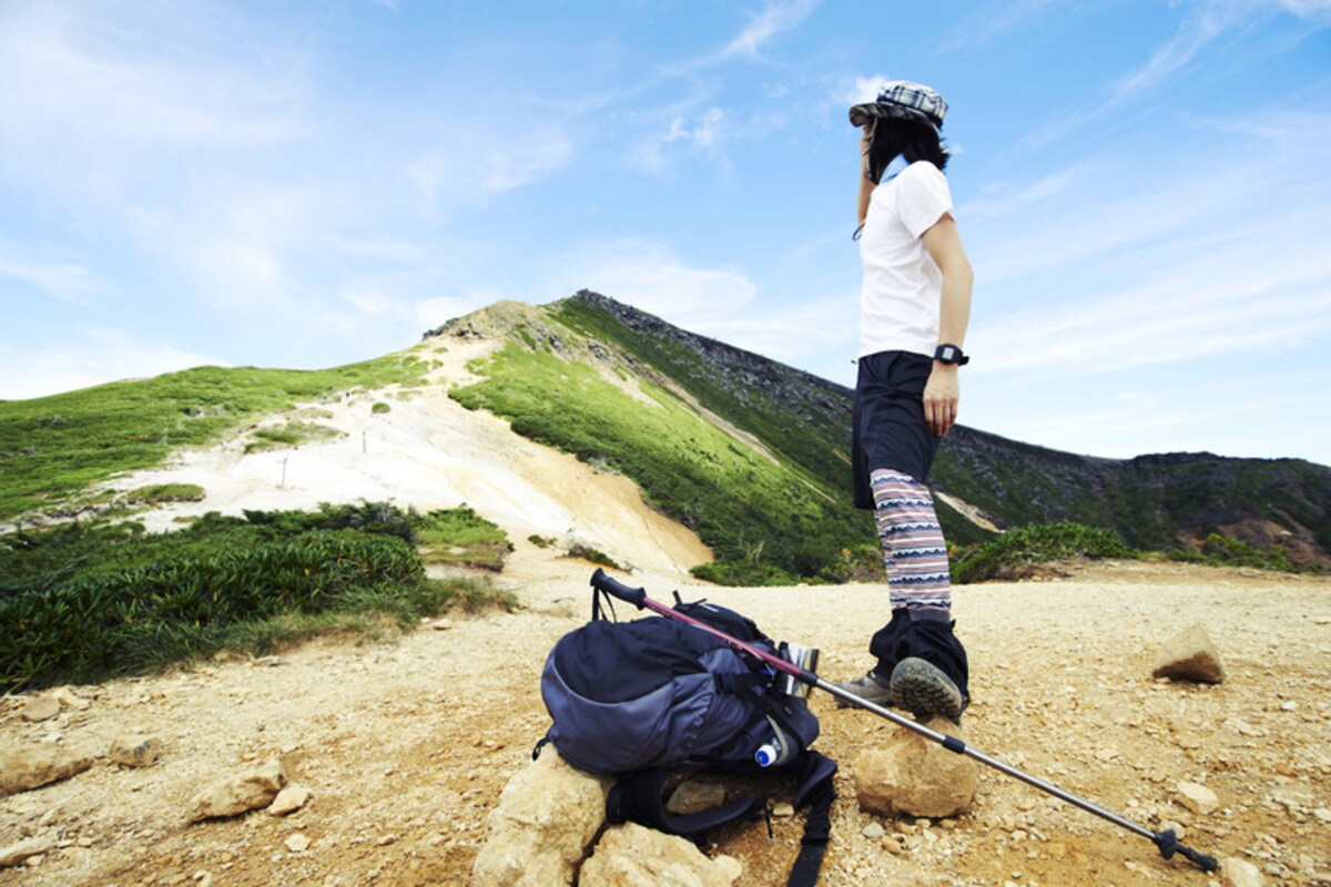 山頂に立つ女性
