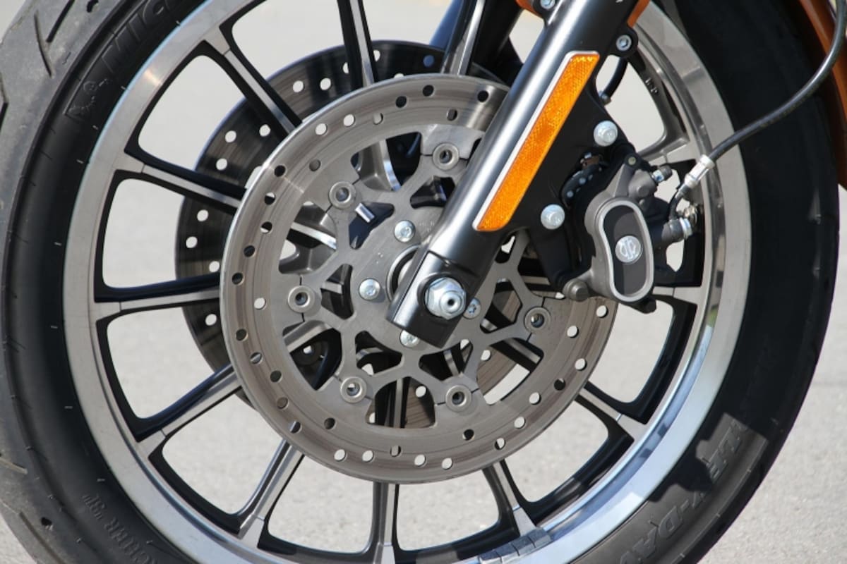 今やダブルディスク仕様のモデルはXL883Rのみ
