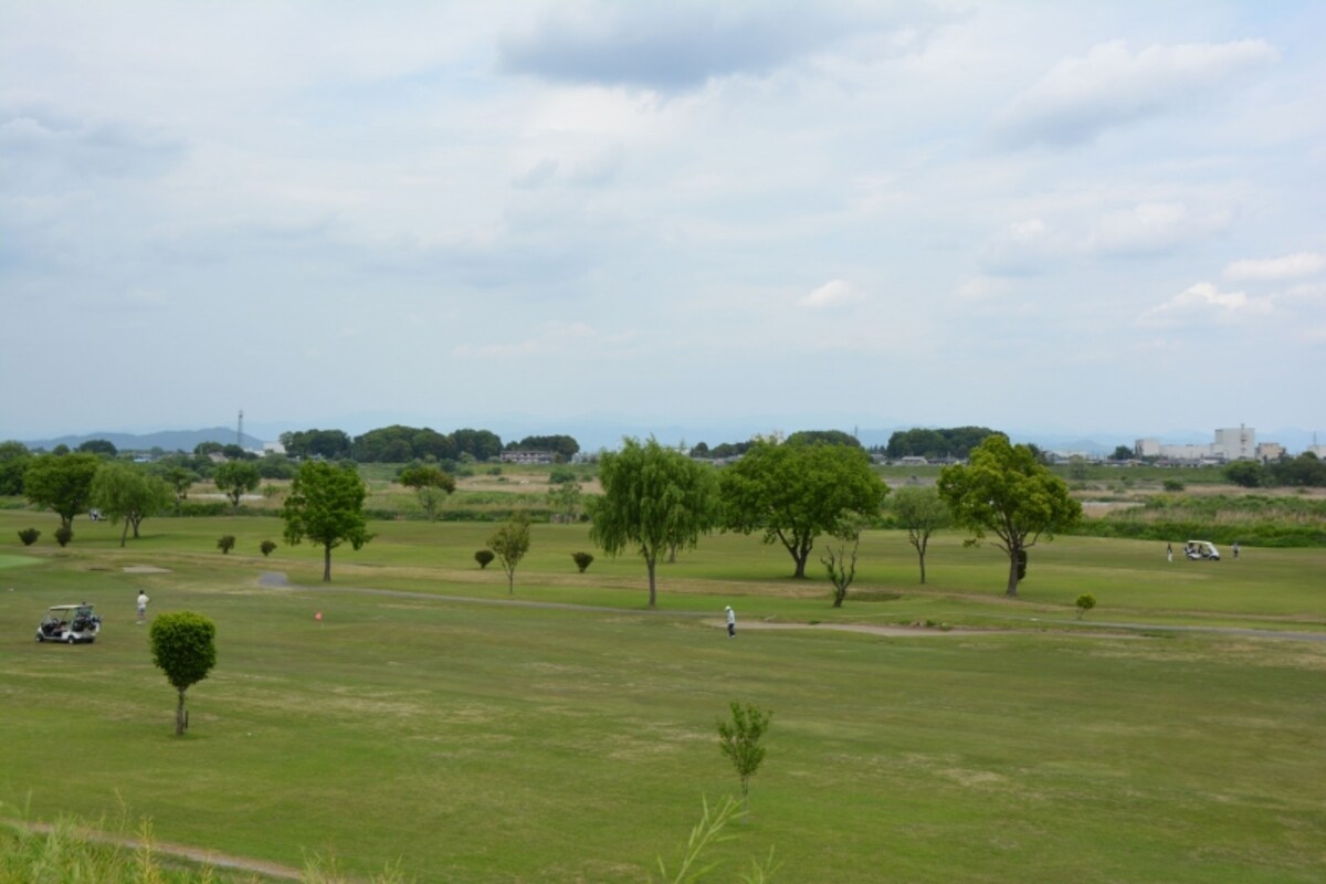 利根川のグリーンを巧みに利用した妻沼ゴルフ場