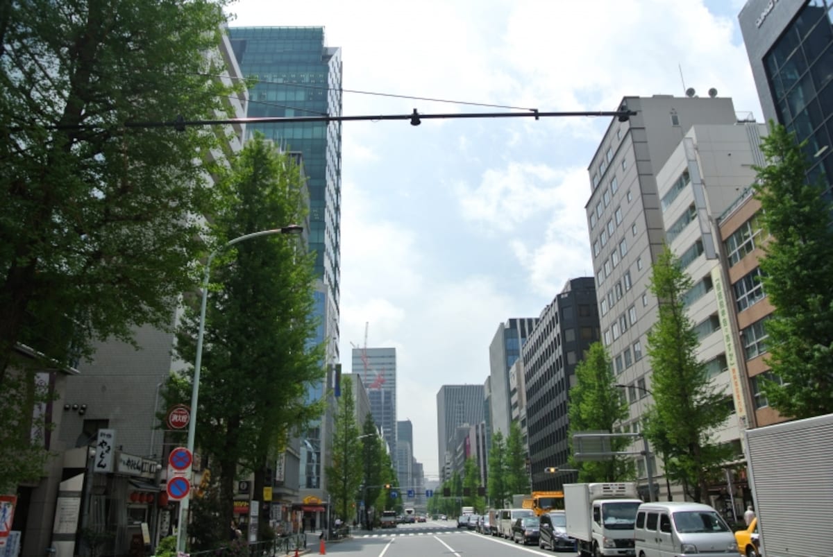 「淡路町」駅から外堀通りを見る