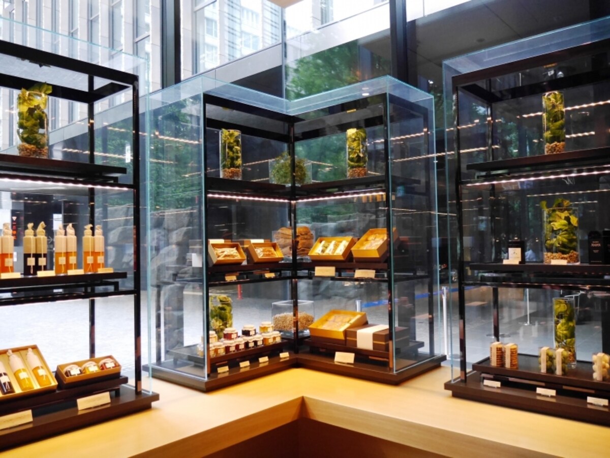 アマン東京オリジナル商品が並ぶコーナー