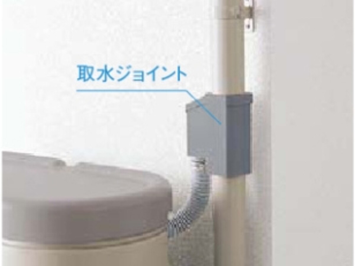 雨樋を加工することで、簡単に取り付け可能。取水ジョイントのフィルターが大きなゴミを除去する。[エコリス]