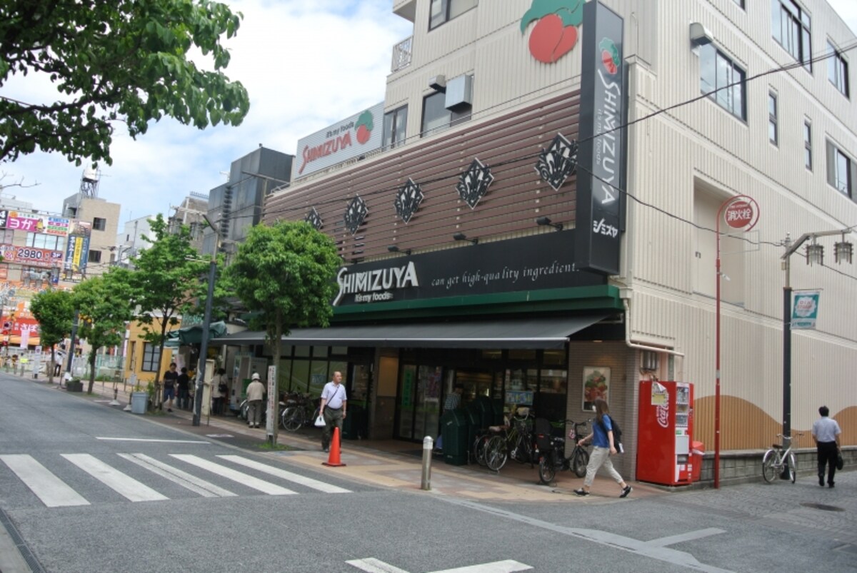 「千歳烏山」駅前の商店街のスーパー