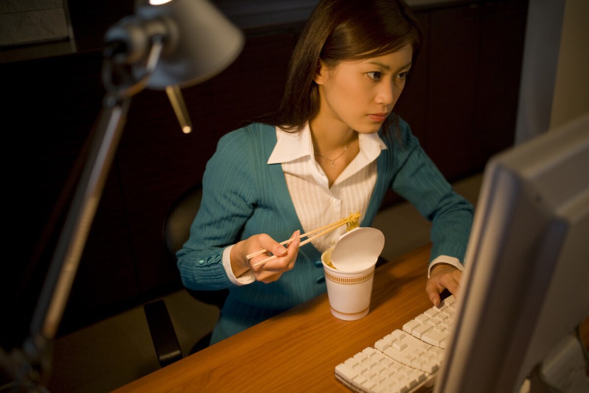 残業する女子社員