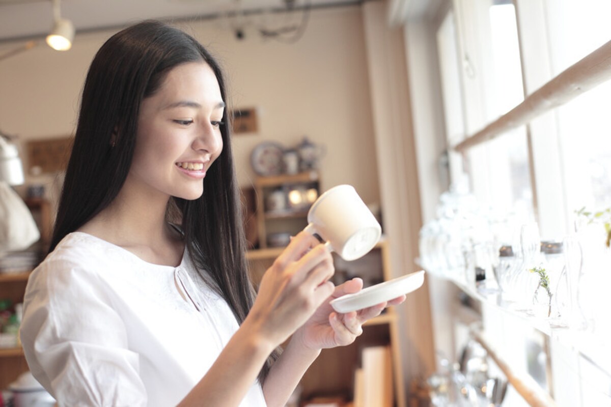 買い物をする女性