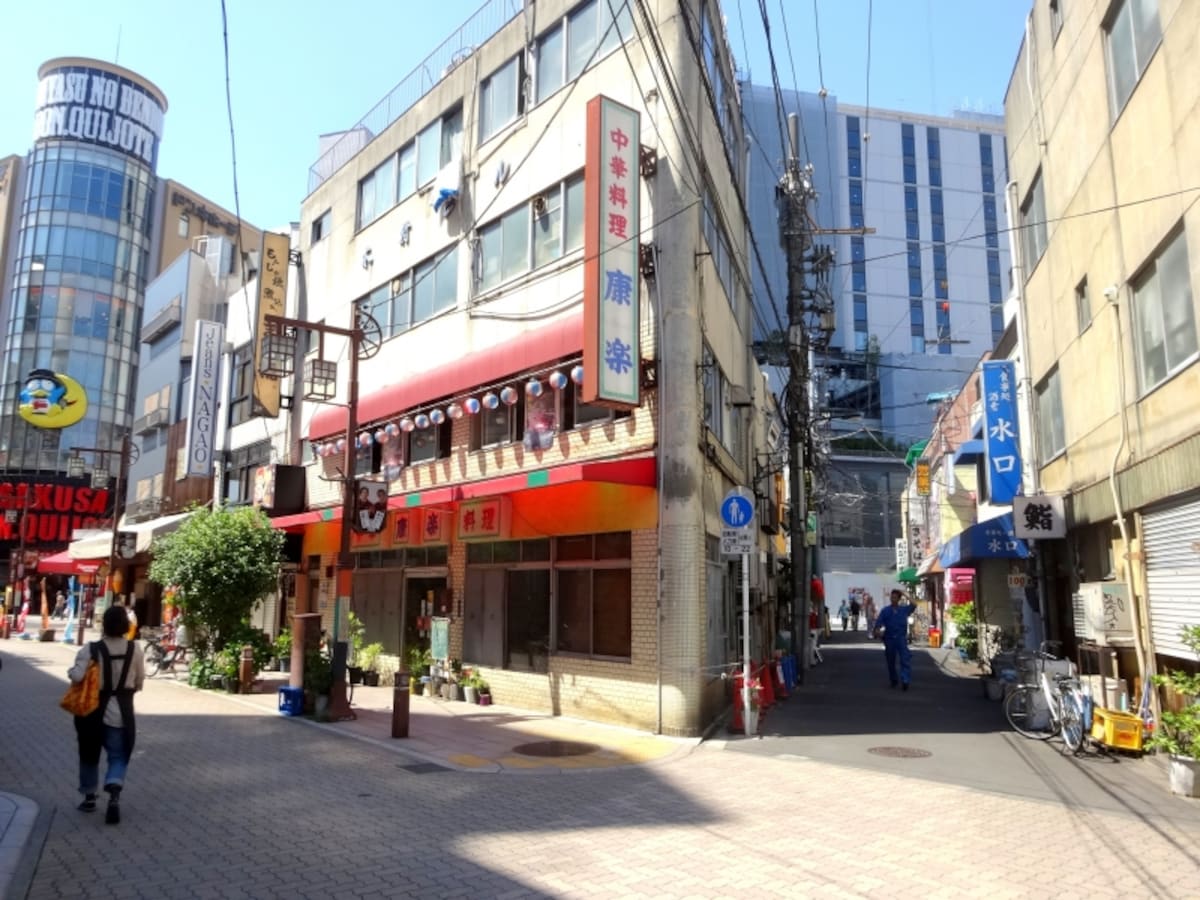 この路地一帯には老舗店が軒を連ねる