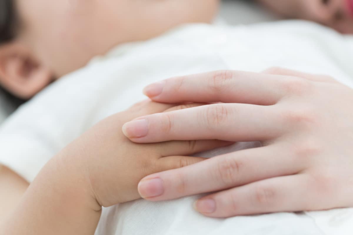 日本に子供と一緒に寝ている親が多いのは、「親子が別々で寝る十分なスペースがない」という住宅環境のせいかもしれません