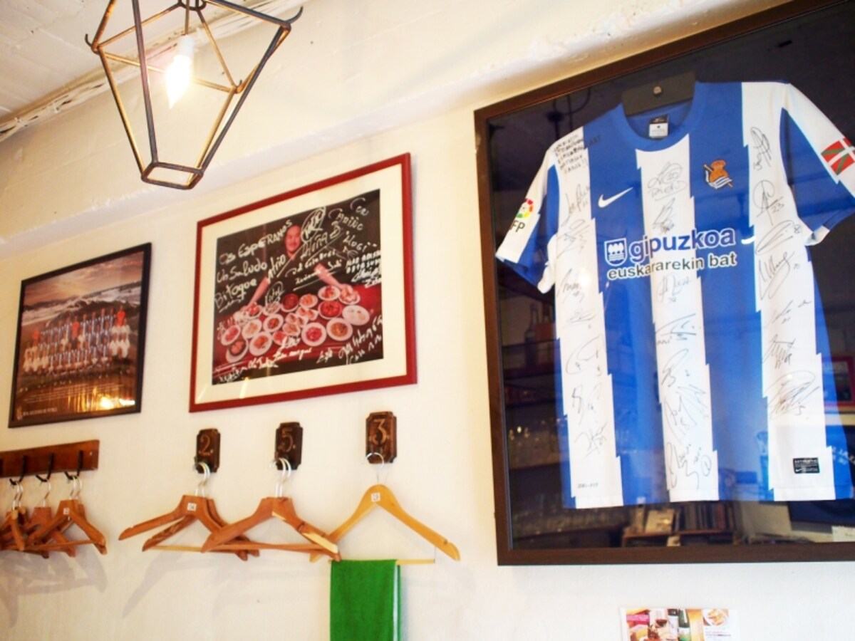 サイン入りユニフォームなど、サッカーグッズが店内のあちらこちらに