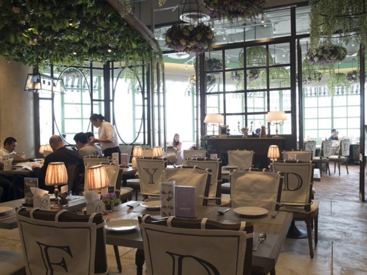 「Audrey Caf? des Fleurs」  HERIX  8階 ヨーロッパのお屋敷風なインテリアが女性に人気。意外にもタイ料理が美味しい