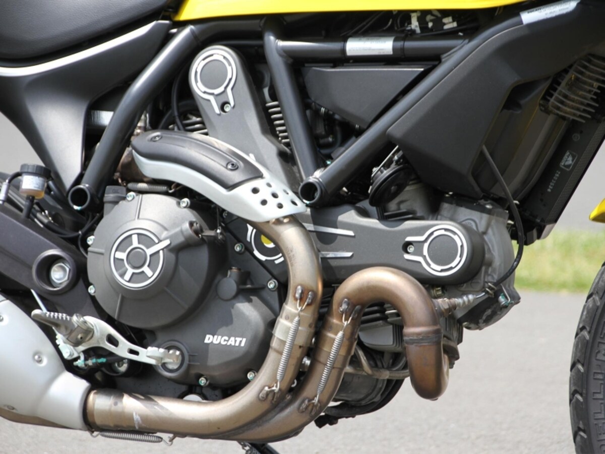 モンスター796というモデルから受け継いだ排気量803cc / L型2気筒 2バルブデスモドロミック 空冷